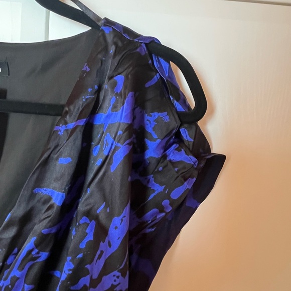 NWT Le Chateau Black and Blue Splatter Mini Dress - Picture 4 of 7